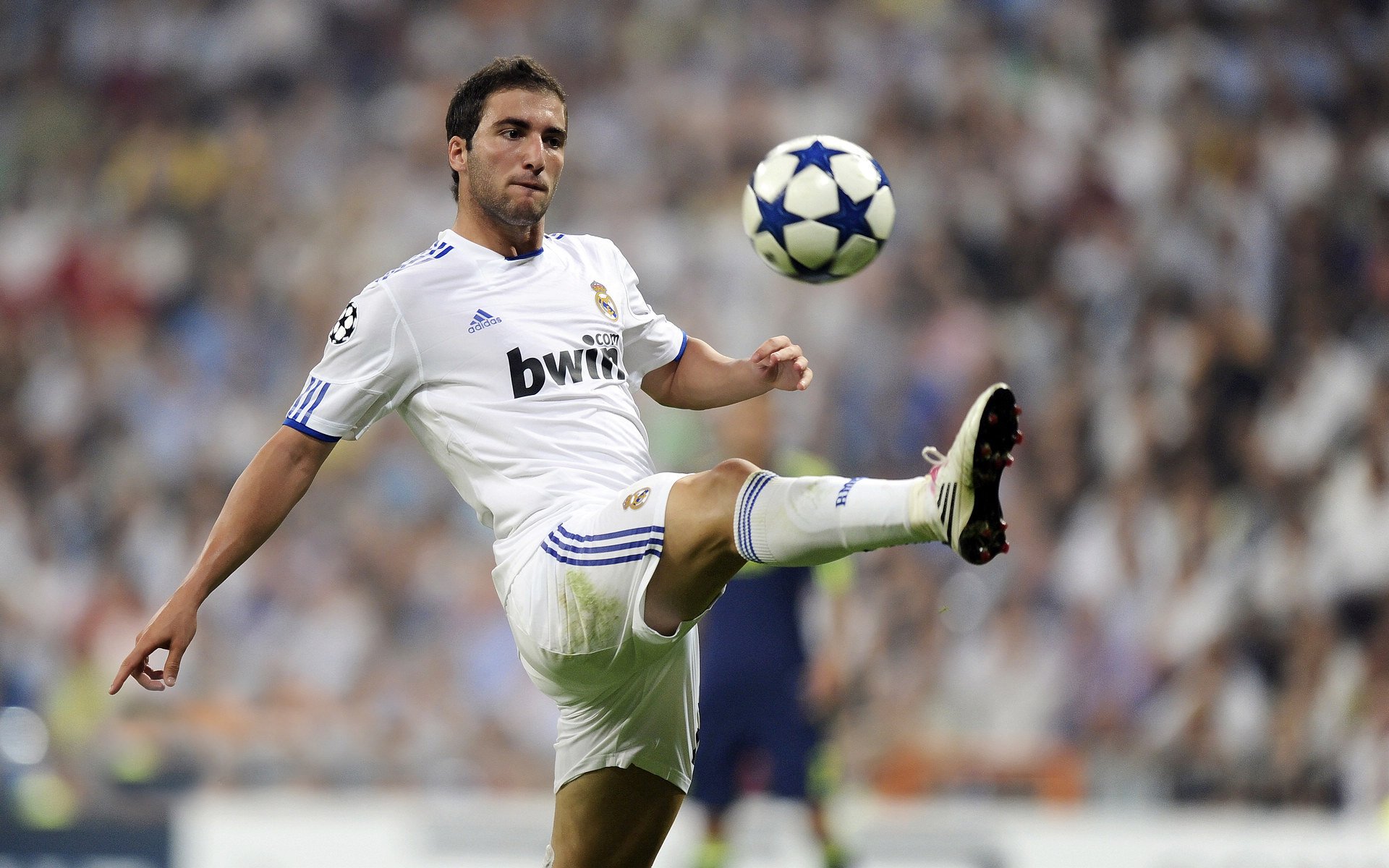 爱游戏体育APP下载-未来“足球巨星”崭露头角：新星闪耀欧冠舞台，足坛未来巨星